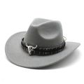 Détail d'un chapeau de cow-boy gris en feutre avec ruban ethnique et crâne de taureau - Gris