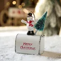 Decoración de buzón de Navidad blanco con muñeco de nieve y mini árbol sobre fondo cálido - Buzón Blanco Muñeco de Nieve