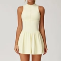 Abito da tennis giallo crema slim fit con collo alto, gonna a pieghe e zip posteriore - S / Giallo latte