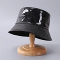 Dettaglio di cappello pescatore in pelle PU nera lucida con cuciture parallele sulla tesa - Taglia unica / Nero