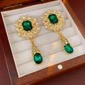 Boucles d'oreilles vintage dorées avec pierres vert émeraude et diamants dans un coffret - Clous d'oreilles pendentif goutte d'eau géométrique strass avec tige en argent