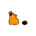 Spilla in smalto a forma di capibara arancione con farfalla gialla e chiusura a farfalla - Capibara con farfalla