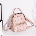 Detail eines altrosa Mini-Rucksacks mit Herz-Monogramm und goldenen Reißverschlüssen - Rosa