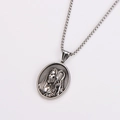 Vista macro del ciondolo a rilievo Gesù ovale argento con collana a catena box - Set Collana (Con Catena) / Argento antico