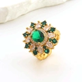 Dettaglio di un anello dorato vintage con pietra ovale verde e accenti floreali fini - Aperto Regolabile / Stile Strass Verde Floreale Vintage (04)
