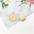 Ciondolo a margherita in metallo dorato con petali bianchi per creazione gioielli fai da te - Margheritina Rotonda / 11.4x14.6mm