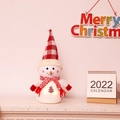 Muñeco de nieve luminoso con gorro de cuadros rojos y motivo de árbol de Navidad - Con Luces LED / 43cm
