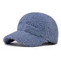 Detailansicht der blauen Lammwoll-Baseballkappe mit stilvoller schwarzer Stickerei - Verstellbar / Blau