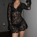 Elegante abito corto in pizzo nero a maniche lunghe con scollo a V e motivi floreali - S / Nero