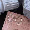 Créoles minimalistes en argent de 20mm et 25mm présentées sur un socle rose élégant - Argenté / Petit