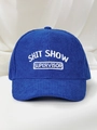 Dettaglio del ricamo bianco su cappello da baseball in velluto a coste blu navy scuro - Regolabile / Blu Reale