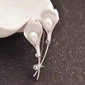 Elegante broche de lirio de cala con perla blanca y brillantes cristales - Calla Plateada