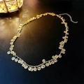 Collana girocollo dorata elegante con paillettes tonde in metallo su sfondo di pelle - Collana di paillettes d'oro