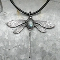 Vintage Libellen Halskette mit ovalem Labradorit Edelstein und antikem Silber Finish Anhänger - Schwarzes Seil-Stil / Silber