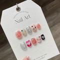 Handgefertigte Klebenägel mit 3D-Metallherzen, rosa Farbverlauf und Strass-Akzenten - Extra Klein (XS) / Handbemaltes Metallisches Herz
