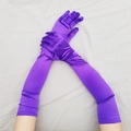 Dettaglio guanti lunghi da opera in raso viola con finitura lucida e tessuto elasticizzato - Taglia unica / Blu Viola