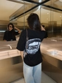 T-shirt nera minimalista da donna con stampa posteriore e design a spalla scesa - S / Nero