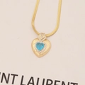 Détail du pendentif cœur avec pierre bleu ciel, cristaux blancs et chaîne serpent dorée - Bleu lac