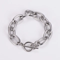 Primer plano de una pulsera de cadena gruesa plateada con un cierre de palanca OT clásico - Pulsera de Plata