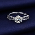Bague élégante en argent avec moissanite ronde centrale et pavé sur l'anneau fendu - Ouvert Réglable / Anneau Pavé Divisé (MS279)