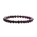 Bracciale di perle viola marmorizzate con una pietra vulcanica nera su sfondo bianco - 6mm Occhio di Tigre Viola + 1 Pietra Lavica