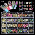 Nahaufnahme von 24-Fächer-Nagelkunst-Set mit bunten Herz- und Schmetterlings-Edelsteinen - Gemischter Stil 01 - Bunte Zirkon-Kombination