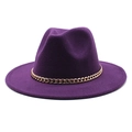 Detail van een donkerpaarse wollen fedora hoed met een decoratieve gouden metalen ketting - M (56-58cm) / Paars