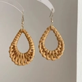 Detail von böhmischen Tropfenohrringen mit geflochtener Rattantextur und Goldhaken - Kaffeebrauner tropfenförmiger Rattan-Webstil (8# Ohrhaken)