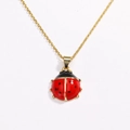 Charmante rote Marienkäfer-Halskette mit Goldkette auf sauberem weißem Hintergrund - Stil 3 Gold 15mm
