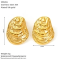 Pendientes de hoja en acero chapado en oro 18k de 21x17mm con detalles de medidas y peso - Estilo de Lava Irregular (SE026G)