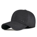 Herren Winter-Baseballkappe mit Fleece-Futter, Ohrenschutz und Metalllogo in Schwarz - Verstellbar / Grau