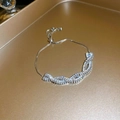Makroaufnahme von silbernem verstellbarem Armband mit funkelnden Zirkonsteinen im Rechteckschliff - Stil 58 / Silber