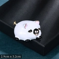 Broche en émail cochon blanc mignon 2.9cm x 3.2cm avec détails noirs et touches de rose - Cochon en Émail Blanc (XD9332)