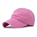 Dettaglio di un cappello da baseball in cotone rosa slavato con ricamo bianco e visiera - Rosa