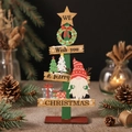 Gros plan d'un sapin de Noël en bois avec gnome et message festif pour la table - A25-046 Ornement de Gnome de Noël