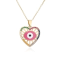 Detail eines herzförmigen bösen Blick-Anhängers mit bunten Zirkonia und 18K Vergoldung - Rosa Böser Blick