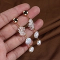 Boucles d'oreilles baroques en perles naturelles et laiton doré sur fond velours marron - E2056-1 Perle Baroque en Cristal