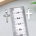 Set di due ciondoli a croce in lega d'argento con dimensioni su righello metrico - Croce Traforata Argento Antico 16x8mm