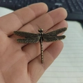 Adorno de libélula de latón vintage con alas detalladas para decoración de hogar y oficina - Libélula Pequeña