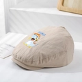 Detailopname van dinosaurusborduurwerk op de geblokte mesh baret voor peuters - 52cm (2-5 Jaar) / Beige