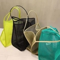 Vue détaillée de grands sacs fourre-tout en maille en quatre couleurs variées - Jaune Néon