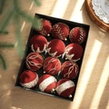 Set van 12 bordeauxrode geflokte kerstballen met gouden glitters op houten ondergrond - 12 Stuks in Doos / Bruin