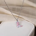 Détail du pendentif botte de cow-boy rose et blanc avec étoiles sur chaîne argentée - Collier de bottes argentées