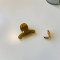 Dettaglio di una mini molletta per capelli in resina ambrata con molla in metallo - Giallo Verde Gelatina