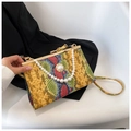 Détail d'un sac de soirée rétro à motif serpent avec poignée en perles et fermoir luxe - Jaune