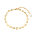Nahaufnahme des goldenen Herz-Gliederarmbands mit verstellbarer Kette und Perlenanhänger - Herz-Charm-Armband Mit Perlen-Verlängerungskette