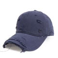 Detalle de gorra de béisbol azul marino con bordes rasgados y efectos vintage desgastados - Azul marino