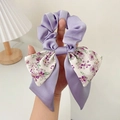 Chouchou en satin violet avec détail de nœud floral et texture de soie lisse pour femme - Chouchou Nœud Violet