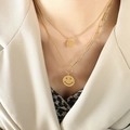 Collar de doble capa dorado con colgante de carita sonriente y grabado Good Luck - Dorado