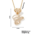 Macro della collana a farfalla dorata che mostra dimensioni 3,4cm x 2,3cm e peso di 6,5g - Stile Ciondolo Farfalla Lettera C (N00203J-H--C)